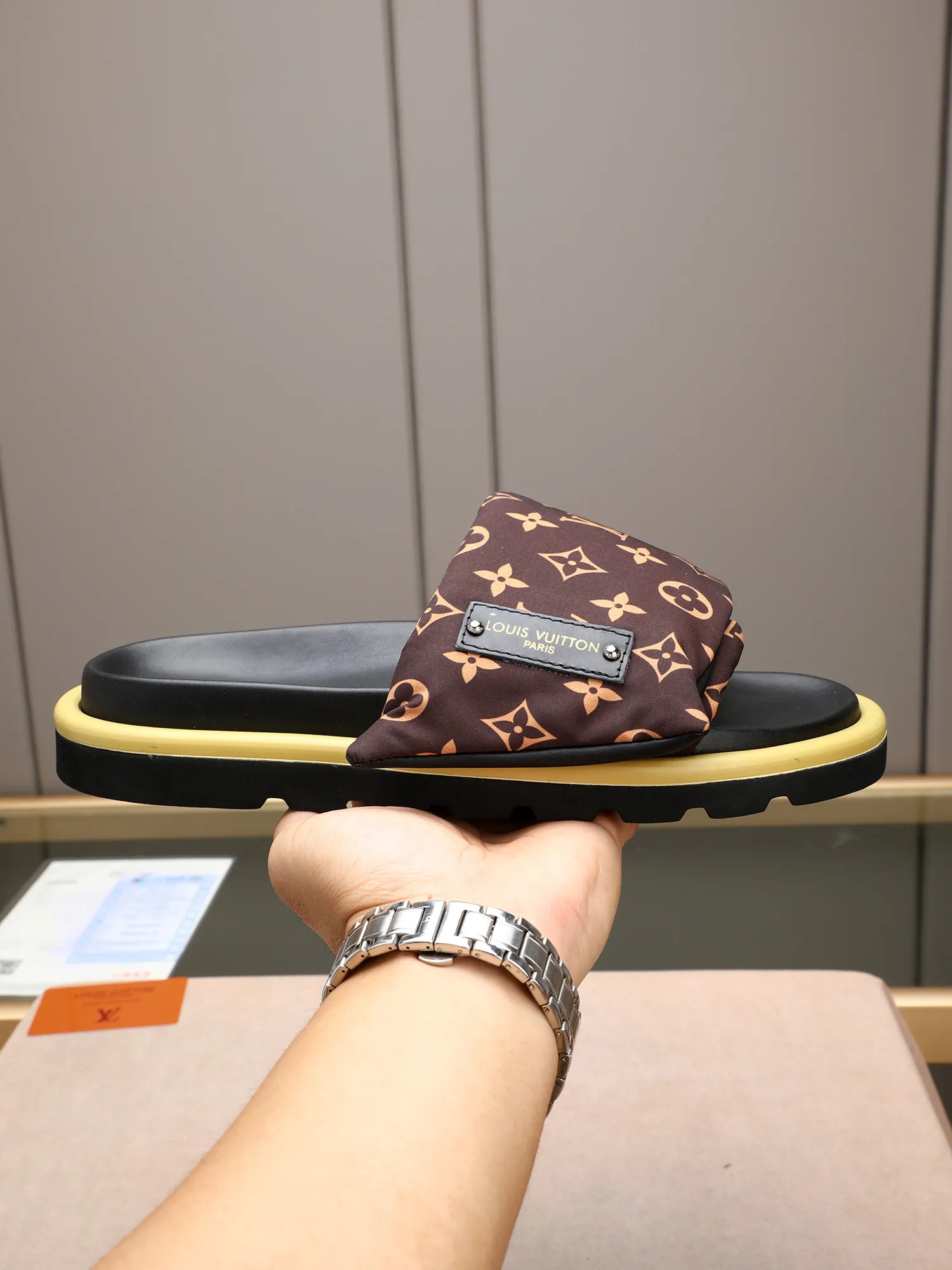 PP360 [LOUIS VUITTON] Louis Vuitton, LV printing, men's and women's slippers are on the market. The drawer box packaging comes with a cloth bag and a card. The upper pattern looks very soft and waxy, and it is a super versatile leg slimming tool. Fabric: imported denim/canvas/old fabric, LV hardware LOGO, official website pattern printing, comfortable to wear, feet: high-elastic PU water table. Sole: foam sole, heel height: about 5cm. Code number: 35-46, 35, 45, 46 are custom-made and non-returnable. Color: multiple colors and styles available.